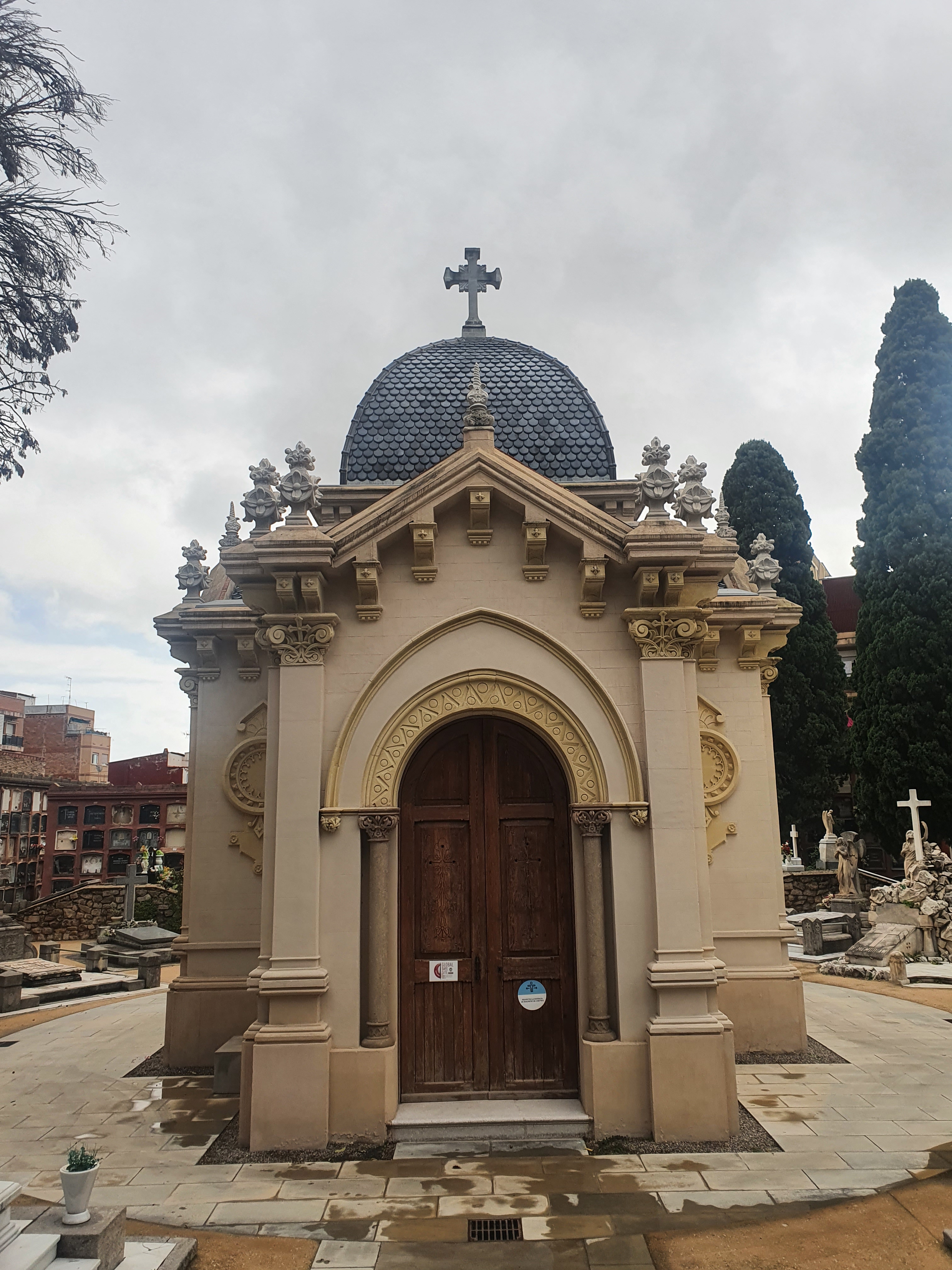Entrada de la Capilla del Cementerio de Sants