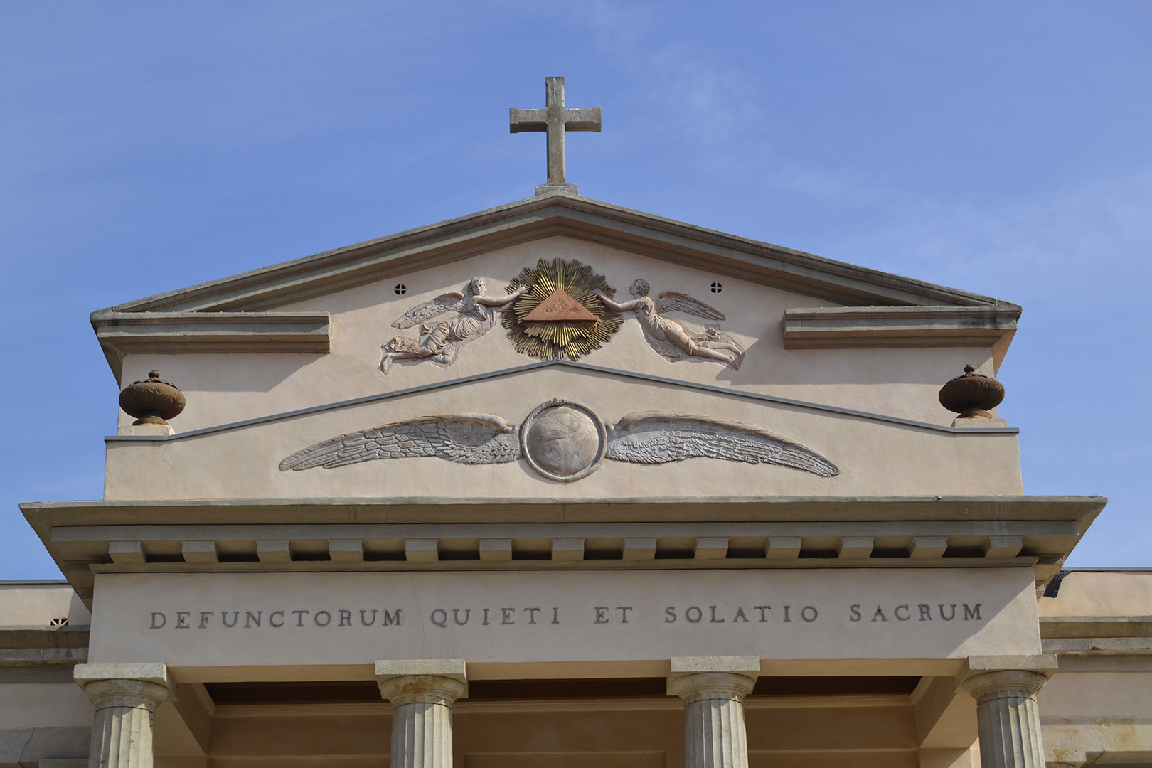 Exterior de la Capilla del Cementerio de Poblenou