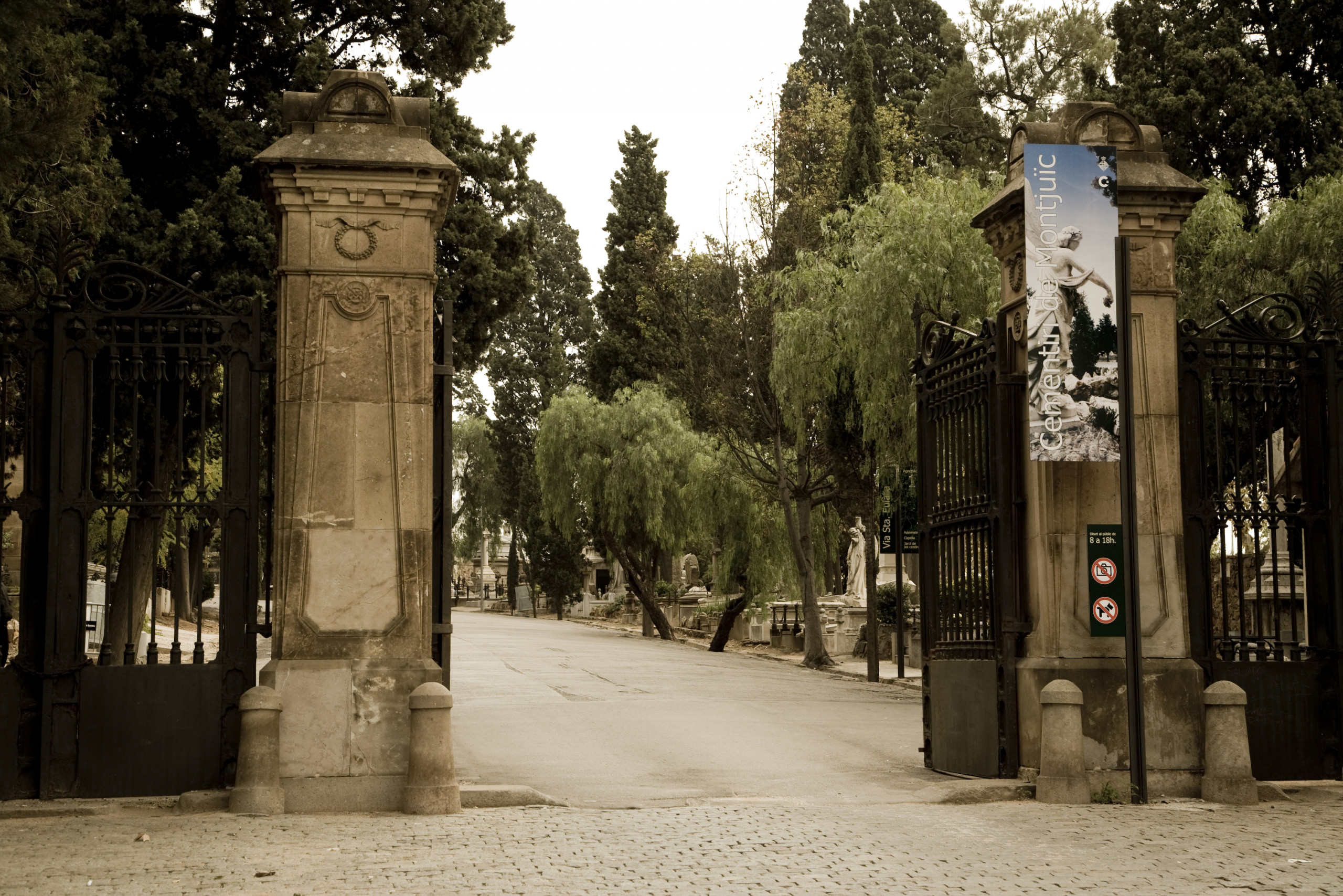 Montjuic_acces-porta-ferro-scaled