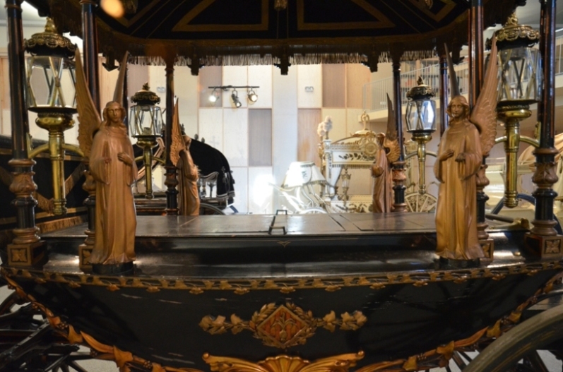 L’Associació Educativa Itaca visita durant dos dies les carrosses i el cementiri