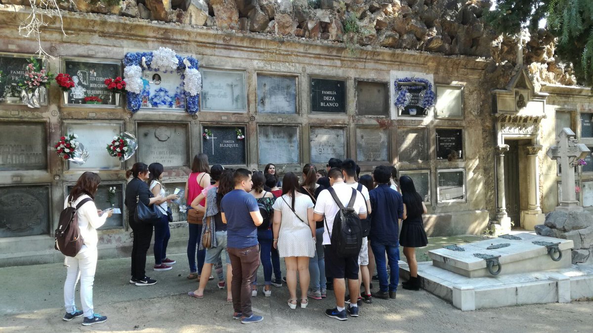 Estudiants de Turisme del CETT venen a conèixer el cementiri de Montjuïc