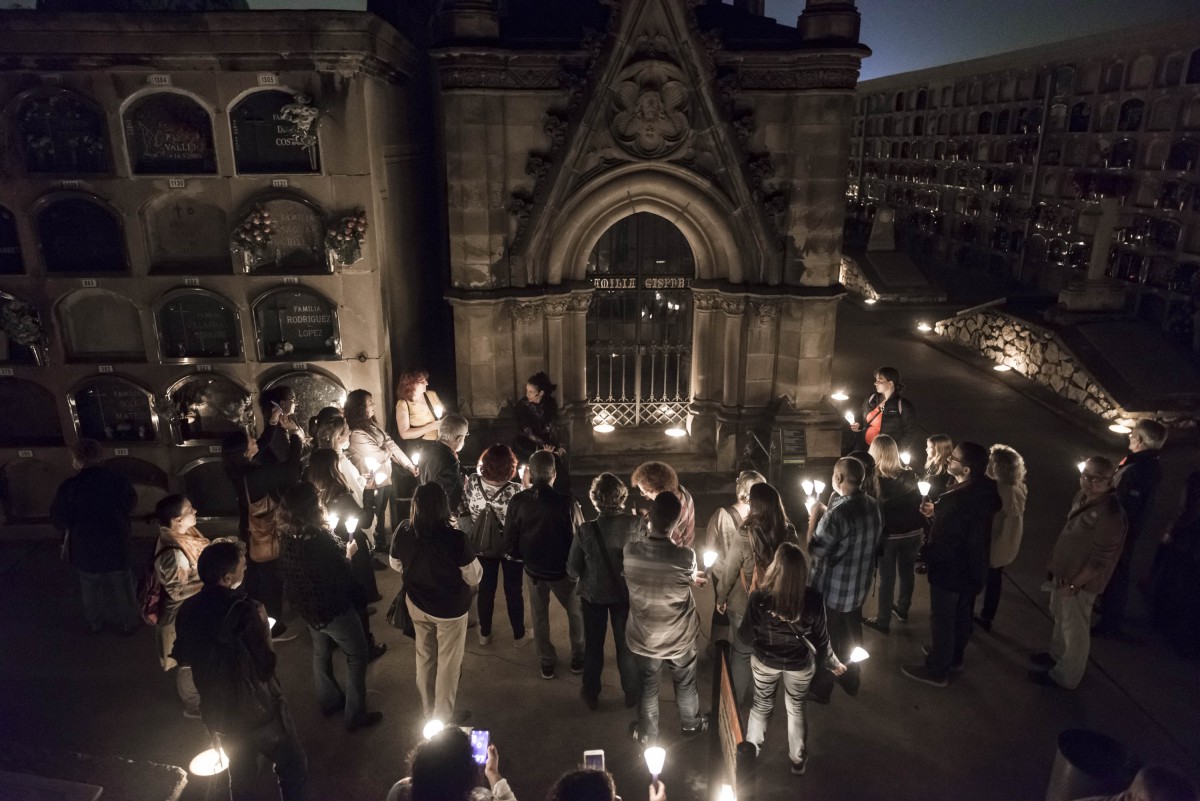 Èxit de convocatori a la ruta nocturna del cementiri de Poblenou