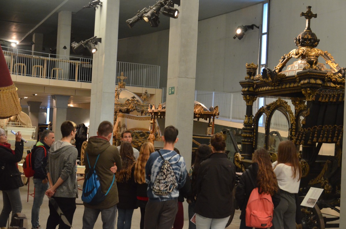 L’Institut Ventura Gassol de Badalona porta els seus alumnes a la Col·lecció de Carrosses Fúnebres