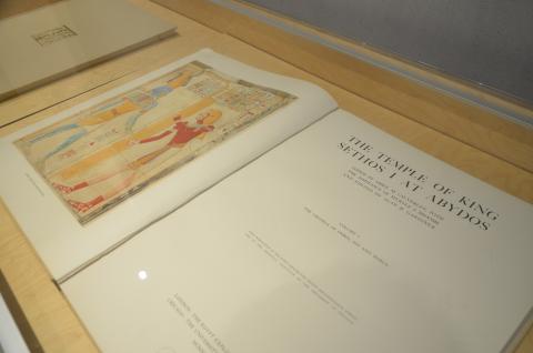 Llibres de temàtica d'egipte a la biblioteca del cementiri de montjuic