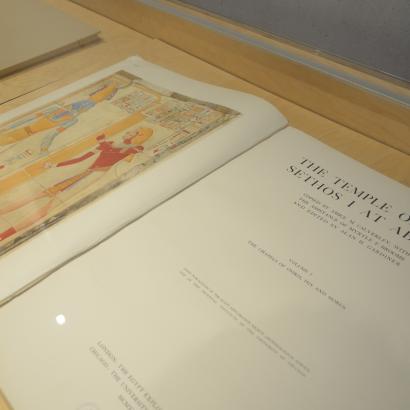 Llibres de temàtica d'egipte a la biblioteca del cementiri de montjuic